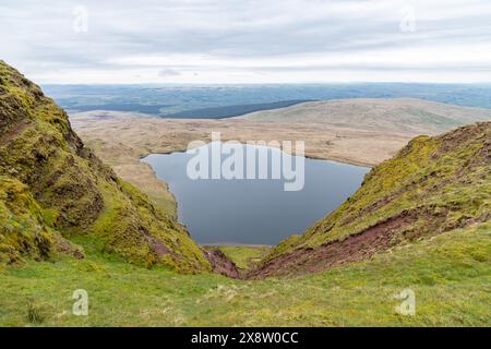 Vue du lac glaciaire Llyn y fan Fawr à Picws du dans les Brecon Beacons au pays de Galles, Royaume-Uni Banque D'Images