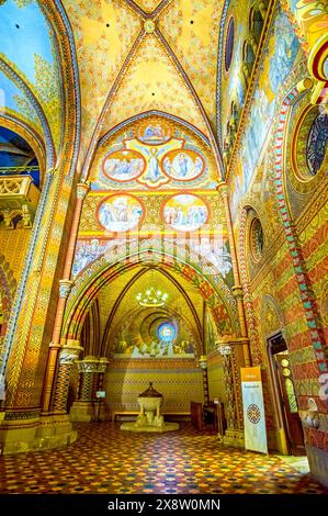 BUDAPEST, HONGRIE - 28 FÉVRIER 2022 : vue panoramique sur l'intérieur de l'église Matthias avec plafond voûté en côtes sculptées, colonnes, vitraux Windo Banque D'Images