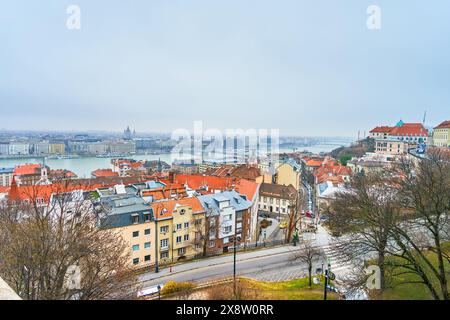 Paysage urbain de Budapest depuis le bastion des pêcheurs avec la colline du château, le Danube, la basilique Saint-Étienne et le pont des chaînes, Hongrie Banque D'Images