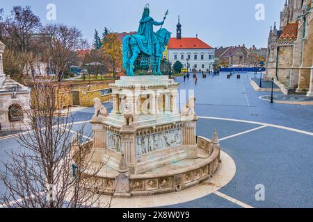 Bastion des pêcheurs avec remparts, tours, église Matthias et statue équestre de Saint-Étienne, Budapest, Hongrie Banque D'Images