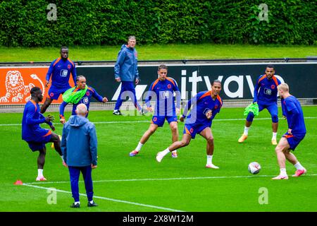 Zeist, pays-Bas. 19 mai 2024. ZEIST, 27-05-2024, KNVB Campus, football international, saison 2023/2024, premier entraînement de l'équipe nationale néerlandaise de football en préparation de L'EURO 2024, joueur néerlandais lors de l'échauffement avec Matthijs de Ligt et Virgil van Dijk crédit : Pro Shots/Alamy Live News Banque D'Images