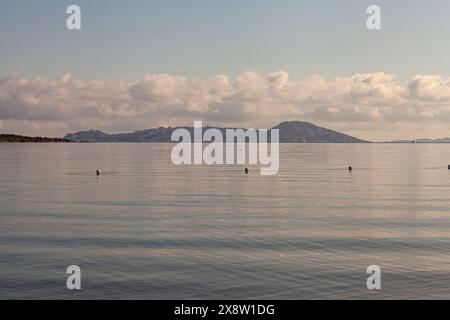 La lumière tôt le matin se reflète sur la mer tranquille près de l'île de Spargi Banque D'Images