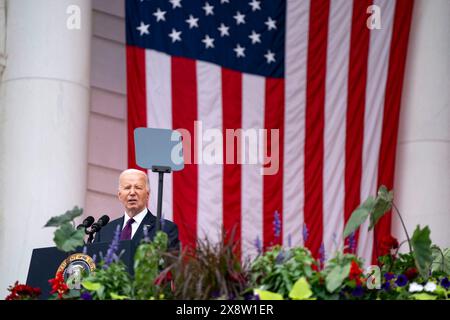 Arlington, États-Unis. 27 mai 2024. Le président Joe Biden prononce une allocution lors de la cérémonie d’observation du 156e jour commémoratif national dans l’amphithéâtre commémoratif du cimetière national d’Arlington à Arlington, en Virginie, le lundi 27 mai 2024. Photo de Bonnie Cash/Pool/ABACAPRESS. COM Credit : Abaca Press/Alamy Live News Banque D'Images