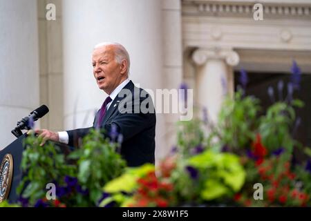 Arlington, États-Unis. 27 mai 2024. Le président Joe Biden prononce une allocution lors de la cérémonie d’observation du 156e jour commémoratif national dans l’amphithéâtre commémoratif du cimetière national d’Arlington à Arlington, en Virginie, le lundi 27 mai 2024. Photo de Bonnie Cash/Pool/ABACAPRESS. COM Credit : Abaca Press/Alamy Live News Banque D'Images