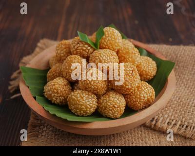 Onde-onde, collations commerciales indonésiennes à base de farine de riz gluante fourrée de haricots mungo sucrés et recouverte de graines de sésame, onde onde Banque D'Images