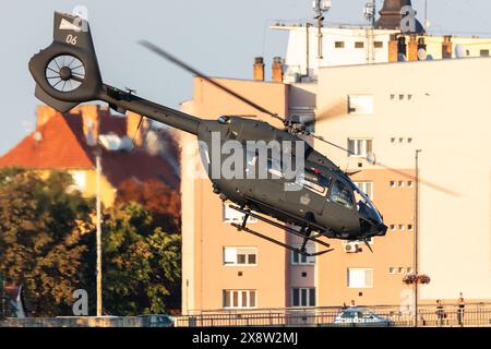 Szolnok, Hongrie - 17 août 2022 : Airbus Helicopters H145M de l'armée de l'air hongroise. Exploitation en vol. Industrie aéronautique et Banque D'Images