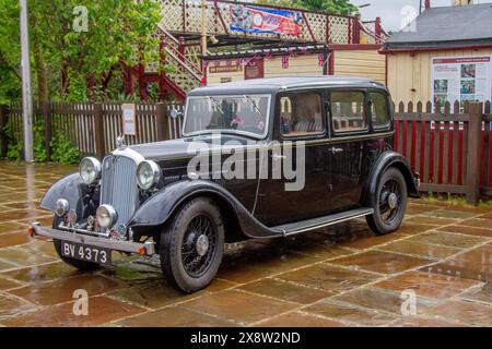 Années 1935 30 Austin Light 12 HP Saloon, berline, Tourer, break, voiture, fourgonnette garée à Ramsbottom, Royaume-Uni Banque D'Images