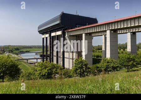 L'ascenseur funiculaire de Strépy-Thieu (l'ascenseur funiculaire de Strépy-Thieu) de derrière se connecte aux aqueducs du canal du Centre près de Mons, Belgique. Banque D'Images