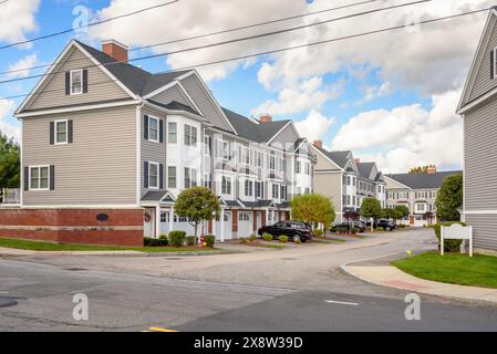 Nouvelles maisons en rangée dans un développement de logements murés un jour d'automne partiellement nuageux Banque D'Images