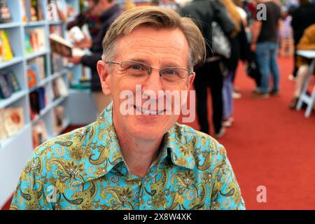 L'écrivain britannique pour enfants Philip Reeve livre de portrait signature dans la librairie du Hay Festival Hay-on-Wye Wales UK 2024 KATHY DEWITT Banque D'Images