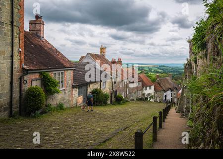 Une image HDR estivale de la célèbre Gold Hill, Shaftesbury, Angleterre. Le site d'une publicité Ridley Scott pour Hovis Bread sur uk tv. 21 mai 2024 Banque D'Images