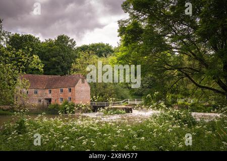 Une image HDR d'été du 16ème siècle, toujours en activité, Sturminster Mill, sur la rivière Stour, Sturminster Newton, Dorset, Angleterre. 23 mai 2024 Banque D'Images