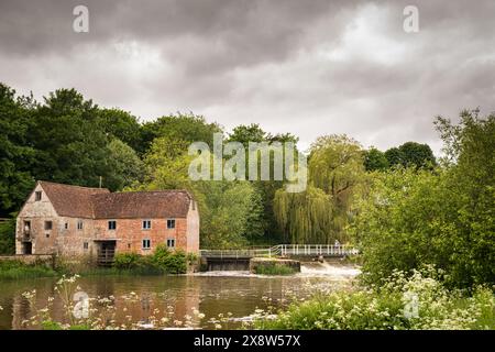 Une image HDR d'été du 16ème siècle, toujours en activité, Sturminster Mill, sur la rivière Stour, Sturminster Newton, Dorset, Angleterre. 23 mai 2024 Banque D'Images