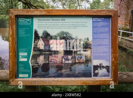 Une image HDR d'été du panneau d'affichage de Sturminster Newton Mill, sur la rivière Stour, donnant des informations sur l'histoire locale et naturelle, Angleterre. 23 mai 2024 Banque D'Images