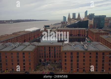 Angleterre, Liverpool - 01 janvier 2024 : vue depuis une télécabine de la roue de Liverpool en direction d'Albert Dock. Banque D'Images