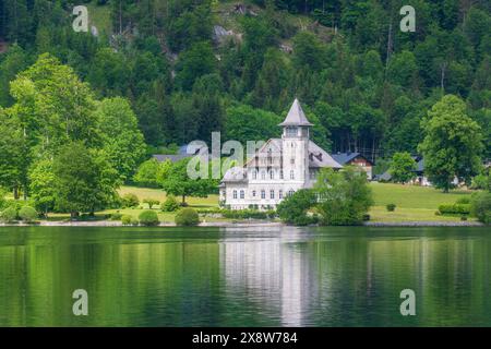 Grundlsee : lac Grundlsee, prairie fleurie, Villa Roth (château de Grundlsee) à Ausseerland-Salzkammergut, Steiermark, Styrie, Autriche Banque D'Images