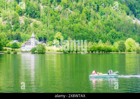 Grundlsee : lac Grundlsee, prairie fleurie, Villa Roth (château de Grundlsee), bateau à Ausseerland-Salzkammergut, Steiermark, Styrie, Autriche Banque D'Images