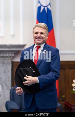 Taipei, République de Chine. 27 mai 2024. U. Le représentant Michael McCaul, R-TX, tient une casquette de cow-boy avant de la présenter au président de Taïwan, Lai Ching-te, au bureau présidentiel, le 27 mai 2024, à Taipei, Taïwan. Cette visite était la première de politiciens américains depuis que Lai a pris ses fonctions la semaine dernière. Crédit : Liu Shu Fu/Bureau présidentiel de Taiwan/Alamy Live News Banque D'Images