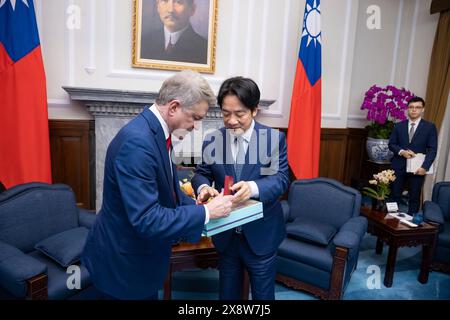 Taipei, République de Chine. 27 mai 2024. Le président taïwanais Lai Ching-te, à droite, présente des cadeaux à U. S. P. Michael McCaul, R-TX, lors d'une réunion au Bureau présidentiel, le 27 mai 2024, à Taipei, Taiwan. Cette visite était la première de politiciens américains depuis que Lai a pris ses fonctions la semaine dernière. Crédit : Liu Shu Fu/Bureau présidentiel de Taiwan/Alamy Live News Banque D'Images