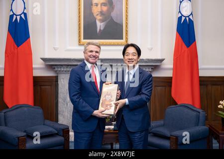 Taipei, République de Chine. 27 mai 2024. Le président taïwanais Lai Ching-te, à droite, présente des cadeaux à U. S. P. Michael McCaul, R-TX, lors d'une réunion au Bureau présidentiel, le 27 mai 2024, à Taipei, Taiwan. Cette visite était la première de politiciens américains depuis que Lai a pris ses fonctions la semaine dernière. Crédit : Liu Shu Fu/Bureau présidentiel de Taiwan/Alamy Live News Banque D'Images