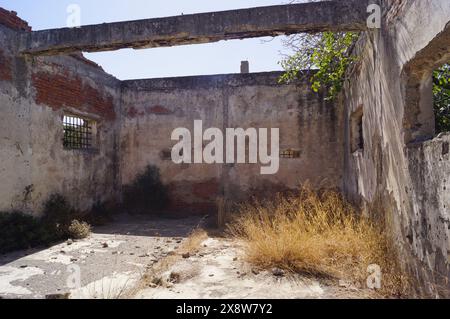 L'ancienne usine de soie abandonnée à Kattavia, Rhodes (Grèce) : une vue de l'intérieur Banque D'Images