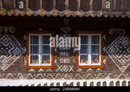 Décoration unique de maisons à Cicmany, site du patrimoine mondial de l'UNESCO, Slovaquie Banque D'Images