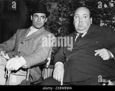 CARY GRANT et ALFRED HITCHCOCK sur le plateau de SUSPICION 1941 le réalisateur ALFRED HITCHCOCK roman BeforeThe Fact by ANTHONY BERKELEY scénario SAMSON RAPHAELSON, JOAN HARRISON et ALMA REVILLE RKO Radio Pictures Banque D'Images