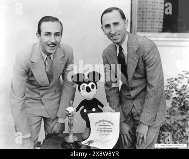 WALT DISNEY et son frère ROY DISNEY en 1932 célébrant la victoire d'un Academy Award pour la Silly Symphony FLOWERS AND TREES et un Special Award pour la création de MICKEY MOUSE Walt Disney Productions / United Artists Banque D'Images