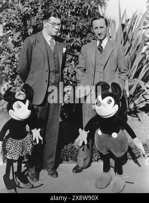 Génie du merchandising HERMAN 'KAY' KAMEN et ROY DISNEY, frère de WALT DISNEY à Hollywood vers 1935 Walt Disney Productions / United Artists Banque D'Images