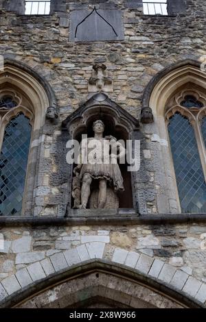 SOUTHAMPTON, Royaume-Uni - 12 MAI 2024 : statue du roi George III habillée en romain à l'extérieur du Bargate Banque D'Images
