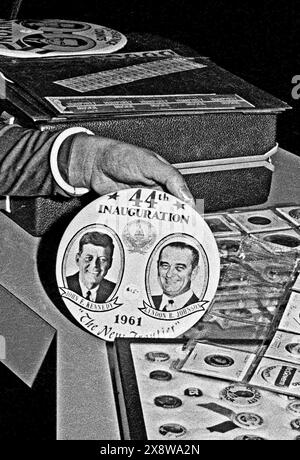 Président John F. Kennedy et Vice-président Lyndon Johnson 1961 bouton d'inauguration Banque D'Images