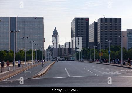 Paris, France - 07 juillet 2017 : Pont Charles de Gaulle traversant la Seine avec derrière, la tour de l'horloge de la Gare de Lyon et du côté droit, le Banque D'Images