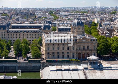 Paris, France - 07 juillet 2017 : Tribunal de commerce de Paris sur l'Île de la Cité avec derrière, la Préfecture de police, l'Université Paris-Sorbonne Banque D'Images