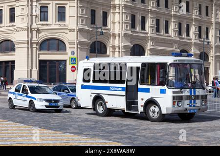 Moscou, Russie - 08 juillet 2018 : un bus et deux voitures de police garés près du Bolchoï. Banque D'Images