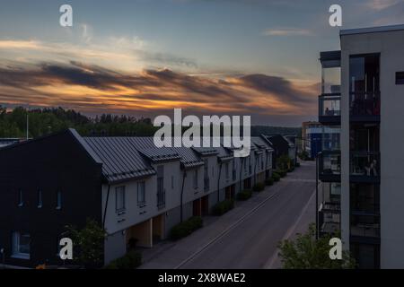 Coucher de soleil spectaculaire dans la ville finlandaise du sud d'Espoo Banque D'Images