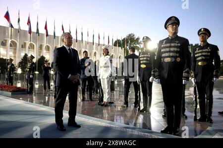 Tachkent, Ouzbékistan. 26 mai 2024. Le président ouzbek Shavkat Mirziyoyev attend l'arrivée du président russe Vladimir Poutine à l'aéroport international Islam Karimov Tachkent, le 26 mai 2024, à Tachkent, en Ouzbékistan. Crédit : Mikhail Metzel/Kremlin Pool/Alamy Live News Banque D'Images