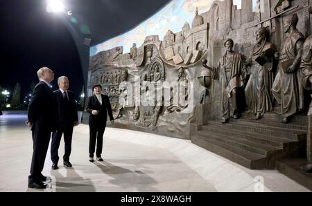 Tachkent, Ouzbékistan. 26 mai 2024. Le président ouzbek Shavkat Mirziyoyev, au centre, donne au président russe Vladimir Poutine, à gauche, une visite du Monument au bas relief de l'indépendance au parc Yangi O'zbekiston, le 26 mai 2024, à Tachkent, Ouzbékistan. Crédit : Mikhail Metzel/Kremlin Pool/Alamy Live News Banque D'Images