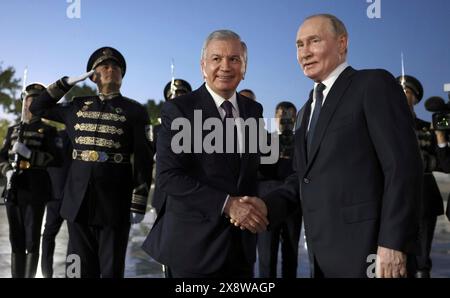 Tachkent, Ouzbékistan. 26 mai 2024. Le président ouzbek Shavkat Mirziyoyev, à gauche, accueille le président russe Vladimir Poutine, à droite, à son arrivée pour une visite de deux jours à l'aéroport international Islam Karimov Tachkent, le 26 mai 2024, à Tachkent, Ouzbékistan. Crédit : Mikhail Metzel/Kremlin Pool/Alamy Live News Banque D'Images