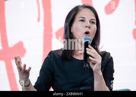 Berlin, Berlin, Allemagne. 27 mai 2024. ANNALENA BAERBOCK, ministre des Affaires étrangères de l'Allemagne, à : ''la politique de žForeign en temps changeant : le ministre des Affaires étrangères Baerbock en conversation avec Johnny Haeusler' lors de la re:publica 2024 sous la devise 'qui se soucie?'' à Station Berlin près de Gleisdreieck. Les sujets clés sont la guerre en Ukraine et le conflit de Gaza. (Crédit image : © Andreas Stroh/ZUMA Press Wire) USAGE ÉDITORIAL SEULEMENT! Non destiné à UN USAGE commercial ! Banque D'Images