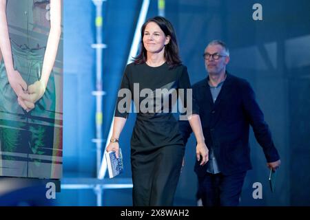 Berlin, Berlin, Allemagne. 27 mai 2024. ANNALENA BAERBOCK, ministre des Affaires étrangères de l'Allemagne, à : ''la politique de žForeign en temps changeant : le ministre des Affaires étrangères Baerbock en conversation avec Johnny Haeusler' lors de la re:publica 2024 sous la devise 'qui se soucie?'' à Station Berlin près de Gleisdreieck. Les sujets clés sont la guerre en Ukraine et le conflit de Gaza. (Crédit image : © Andreas Stroh/ZUMA Press Wire) USAGE ÉDITORIAL SEULEMENT! Non destiné à UN USAGE commercial ! Banque D'Images