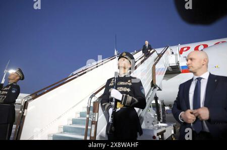 Tachkent, Ouzbékistan. 26 mai 2024. Le président russe Vladimir Poutine, au centre, à pas de son avion à son arrivée pour une visite de deux jours à l'aéroport international Islam Karimov Tachkent, le 26 mai 2024, à Tachkent, Ouzbékistan. Crédit : Mikhail Metzel/Kremlin Pool/Alamy Live News Banque D'Images