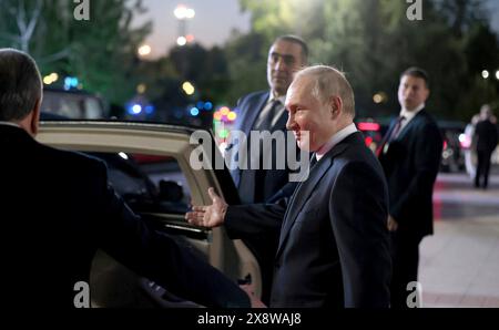 Tachkent, Ouzbékistan. 26 mai 2024. Le président russe Vladimir Poutine, à droite, propose au président ouzbek Shavkat Mirziyoyev, à gauche, d'entrer dans son cortège à son arrivée pour une visite de deux jours à l'aéroport international Islam Karimov Tachkent, le 26 mai 2024, à Tachkent, Ouzbékistan. Crédit : Mikhail Metzel/Kremlin Pool/Alamy Live News Banque D'Images