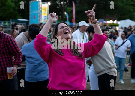 Porto, Portugal. 26 mai 2024. Les gens regardent les concerts du North Music Festival dans le parc du musée Serralves à Porto, Portugal, le 26 mai 2024. (Photo de Rita Franca/NurPhoto) crédit : NurPhoto SRL/Alamy Live News Banque D'Images