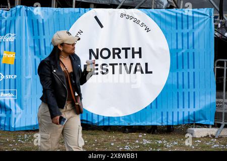 Porto, Portugal. 26 mai 2024. Les gens regardent les concerts du North Music Festival dans le parc du musée Serralves à Porto, Portugal, le 26 mai 2024. (Photo de Rita Franca/NurPhoto) crédit : NurPhoto SRL/Alamy Live News Banque D'Images