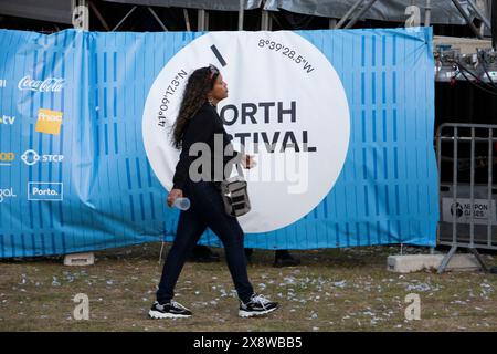 Porto, Portugal. 26 mai 2024. Les gens regardent les concerts du North Music Festival dans le parc du musée Serralves à Porto, Portugal, le 26 mai 2024. (Photo de Rita Franca/NurPhoto) crédit : NurPhoto SRL/Alamy Live News Banque D'Images