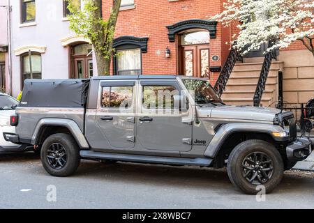 New York City, États-Unis - 23 avril 2024 : Jeep Gladiator pick-up voiture garée à l'extérieur, vue de côté Banque D'Images