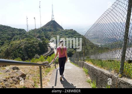 Jeune femme sur Jaragua Peak à Sao Paulo, Brésil Banque D'Images