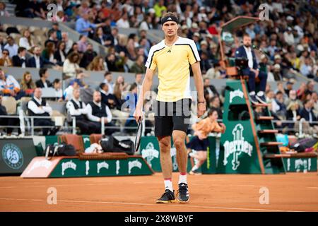 Paris, France. 27 mai 2024. Alexander Zverev, d'Allemagne, regarde lors de son match contre Rafael Nadal, d'Espagne, dans le match de premier tour en simple masculin le deuxième jour de l'Open de France 2024 à Roland Garros le 27 mai 2024 à Paris, France. ( Credit : QSP/Alamy Live News Credit : QSP/Alamy Live News Banque D'Images