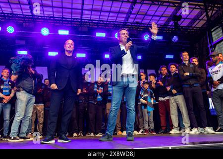 Bruges, Belgique. 27 mai 2024. Le président du club, Bart Verhaeghe, et le directeur général du club, Vincent Mannaert, photographiés lors des célébrations à Bruges après que l'équipe belge de football, le Club Bruges KV, a remporté hier le championnat belge de football Jupiler Pro League 2023-2024, lundi 27 mai 2024, à Bruges BELGA PHOTO KURT Desplenter crédit : Belga News Agency/Alamy Live News Banque D'Images