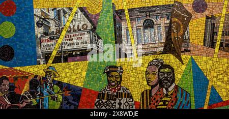 Mosaïque murale dans la 116e station de métro Harlem New York City Banque D'Images